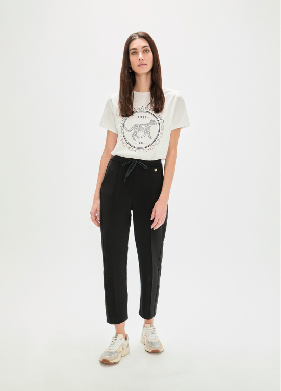 CALÇAS TIPO TRAINING ELEGANTE EM TECIDO SCUBA COM STRASS LATERAL - LOLA CASADEMUNT