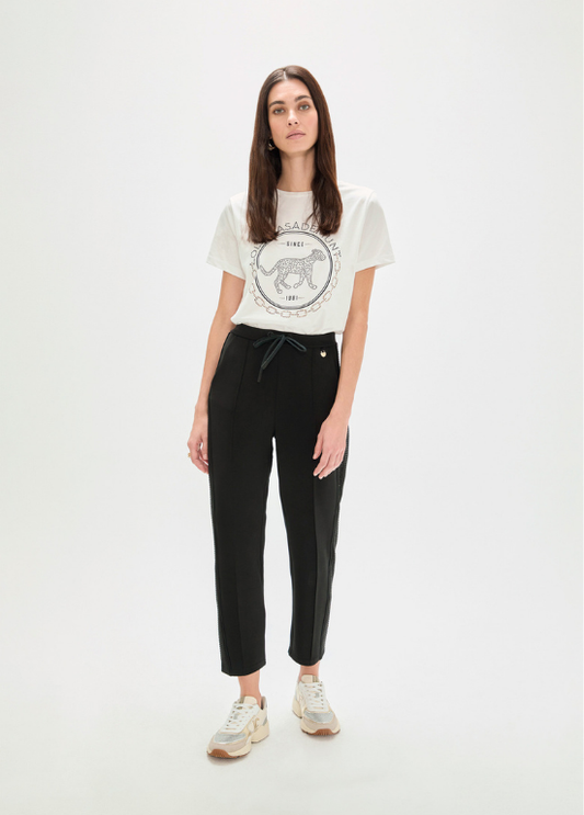 CALÇAS TIPO TRAINING ELEGANTE EM TECIDO SCUBA COM STRASS LATERAL - LOLA CASADEMUNT