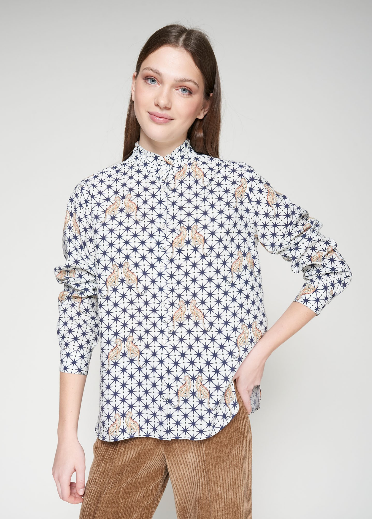 CAMISA BRANCA COM ESTAMPA DE LEOPARDO E ESTRELA - VILAGALLO