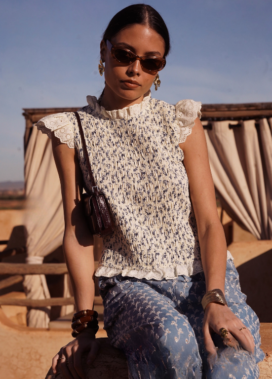 BLUSA COM LIGEIRO ESTAMPADO, PLISSADO E FOLHO COM RENDA INGLESA - ALIBY