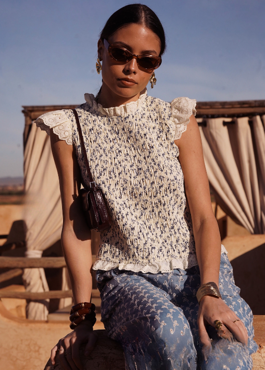 BLUSA COM LIGEIRO ESTAMPADO, PLISSADO E FOLHO COM RENDA INGLESA - ALIBY