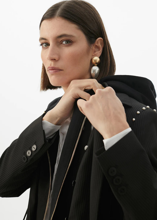 BLAZER CINZENTO COM RISCAS VERTICAIS E INTERIOR DE MALHA COM CAPUZ DESTACÁVEL - LOLA CASADEMUNT