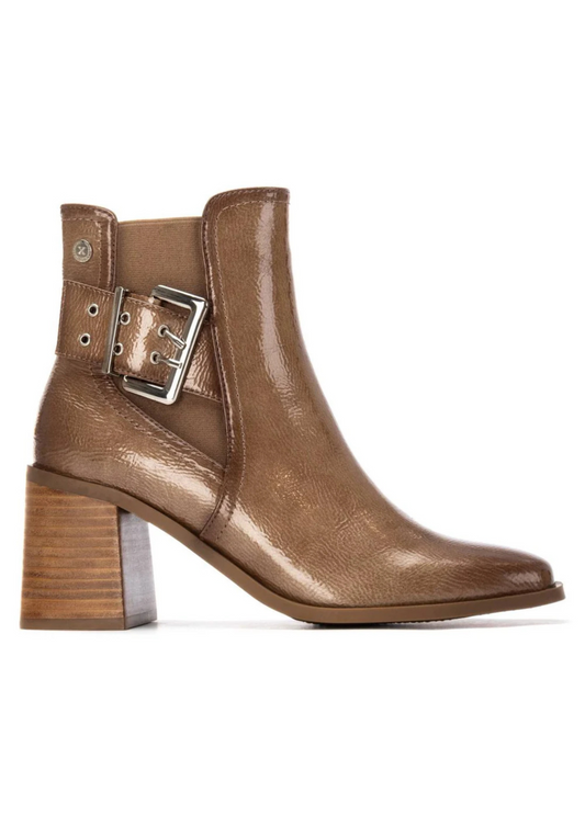 BOTIM EM COURO ENVERNIZADO COM FIVELA LATERAL - XTI SHOES