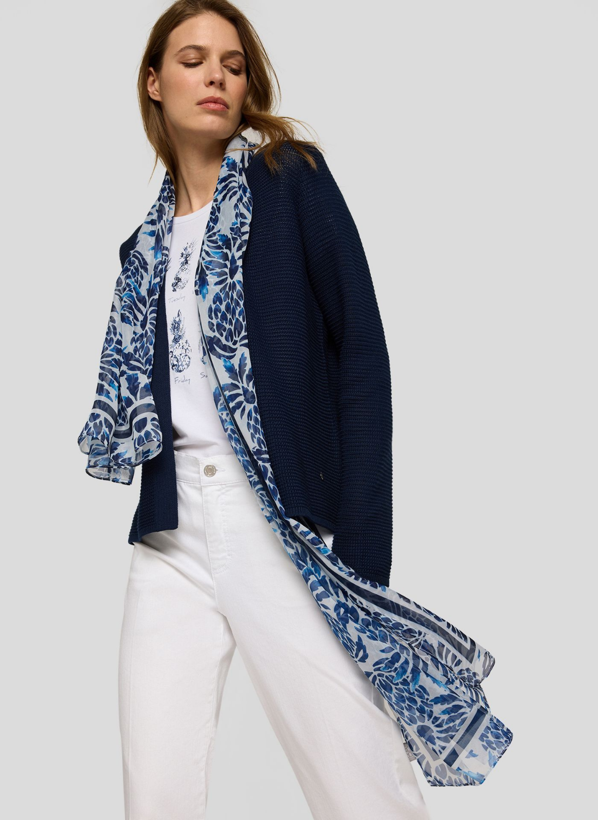 ECHARPE DE ESTAMPADO FLORAL BRANCO E MARINHO - RABE