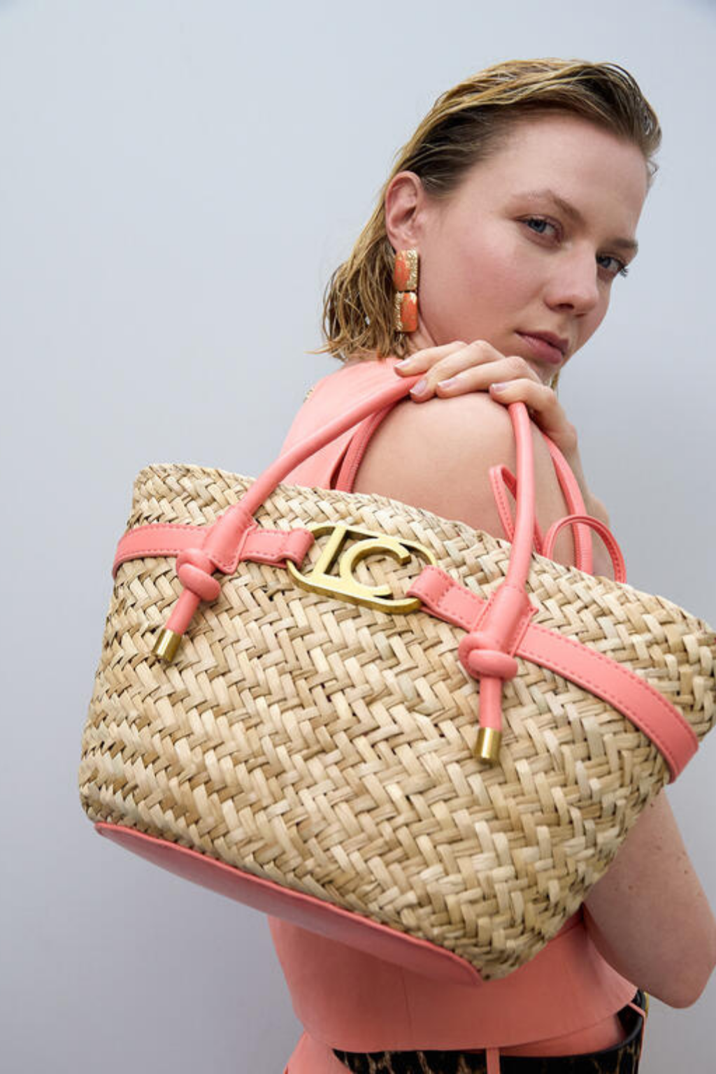 MALA DE RÁFIA COM DETALHES CORAL - LOLA CASADEMUNT