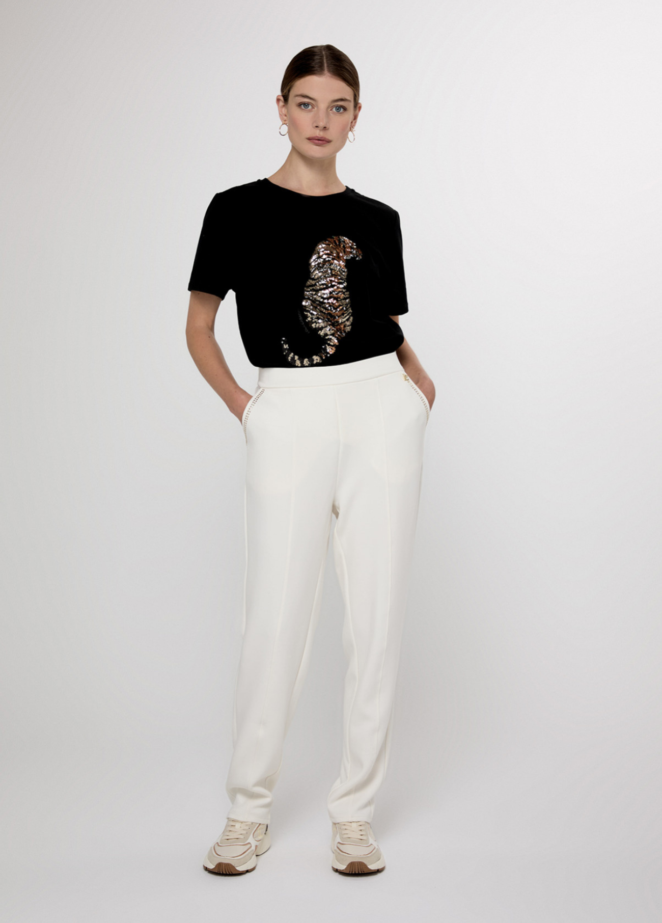 CALÇAS JOGGER COM STRASS NOS BOLSOS - LOLA CASADEMUNT