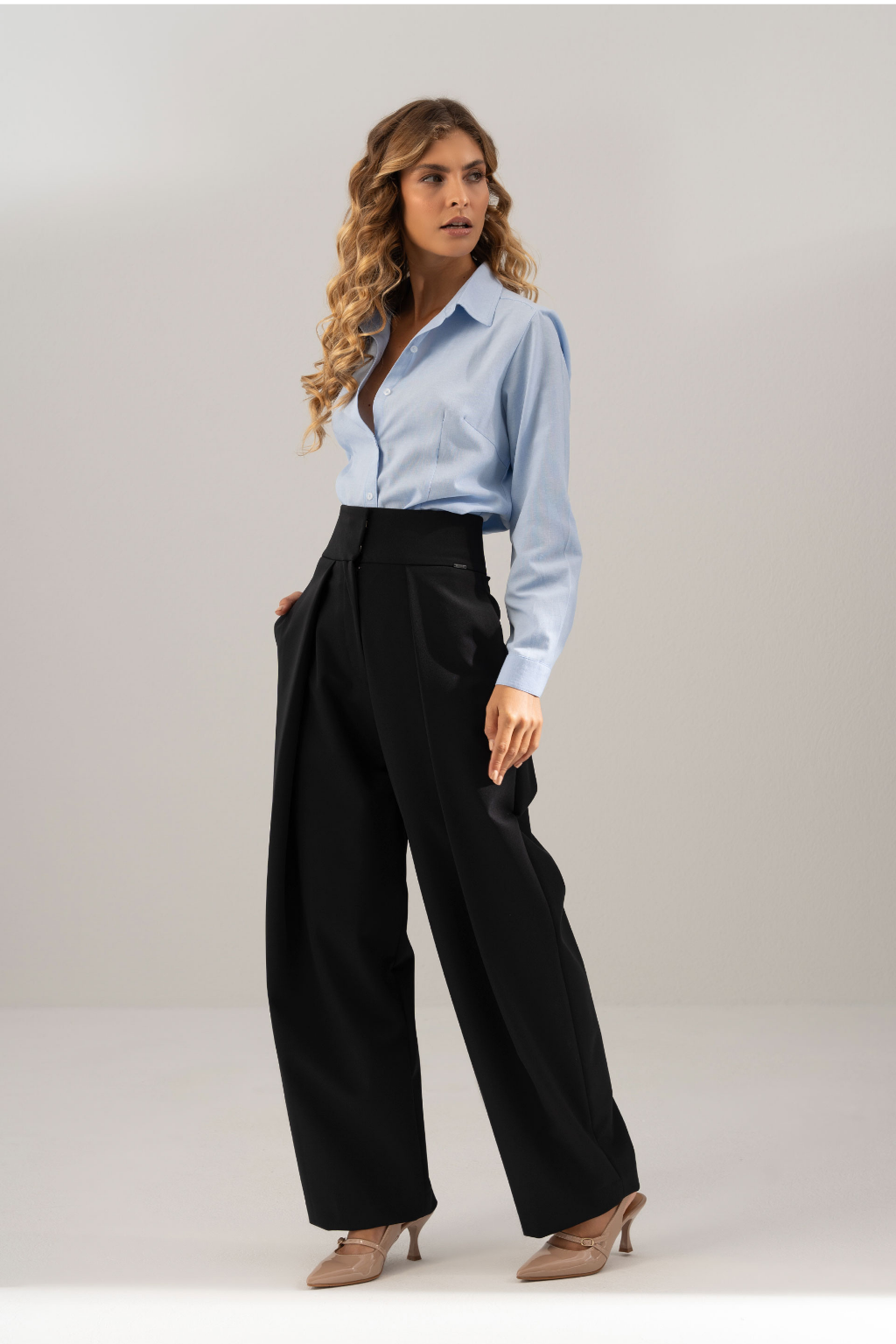 CALÇAS DE CINTURA SUBIDA COM PREGAS - FERRACHE