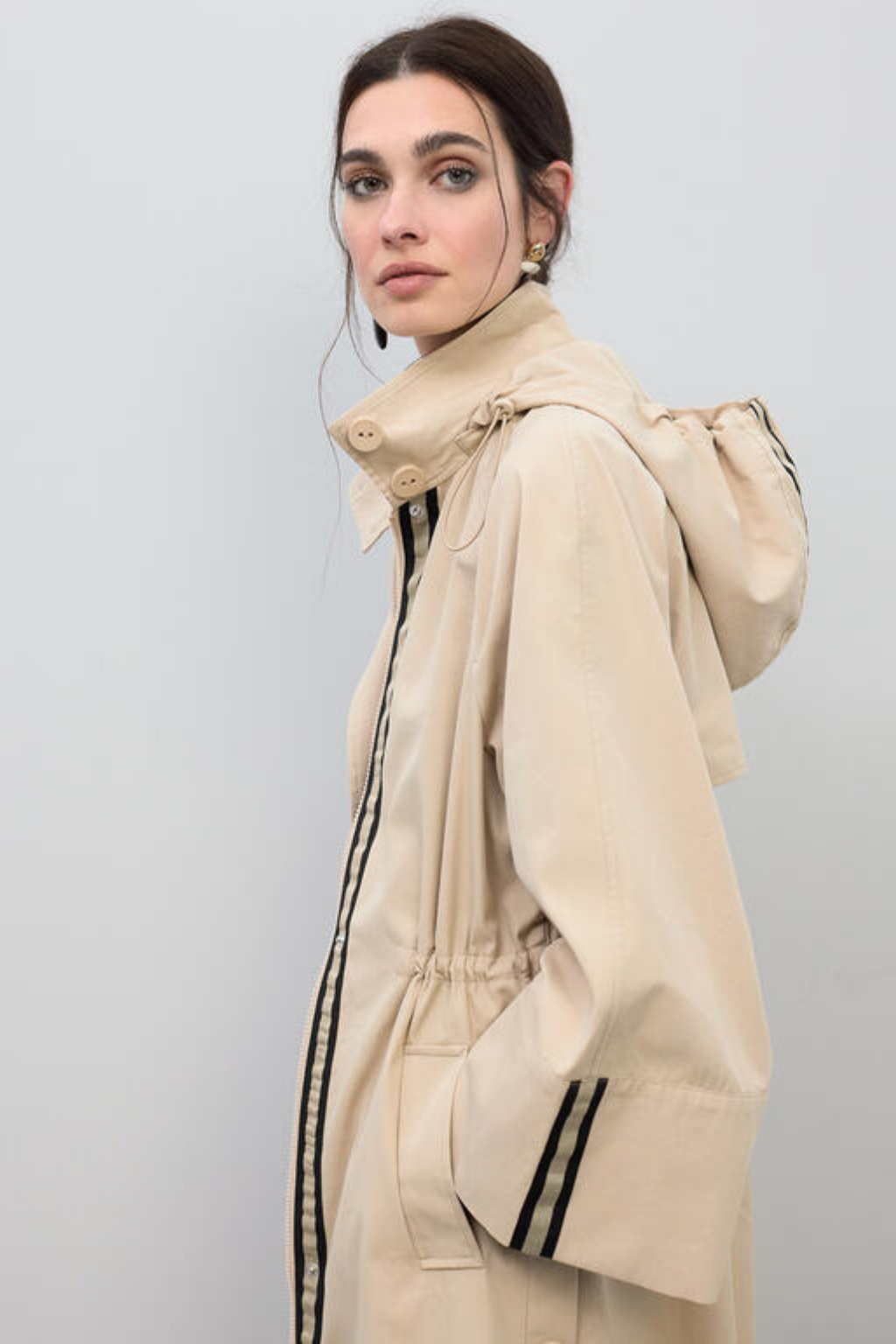 GABARDINE OVERSIZE EM TECIDO DOS RISCAS LATERAIS - LOLA CASADEMUNT