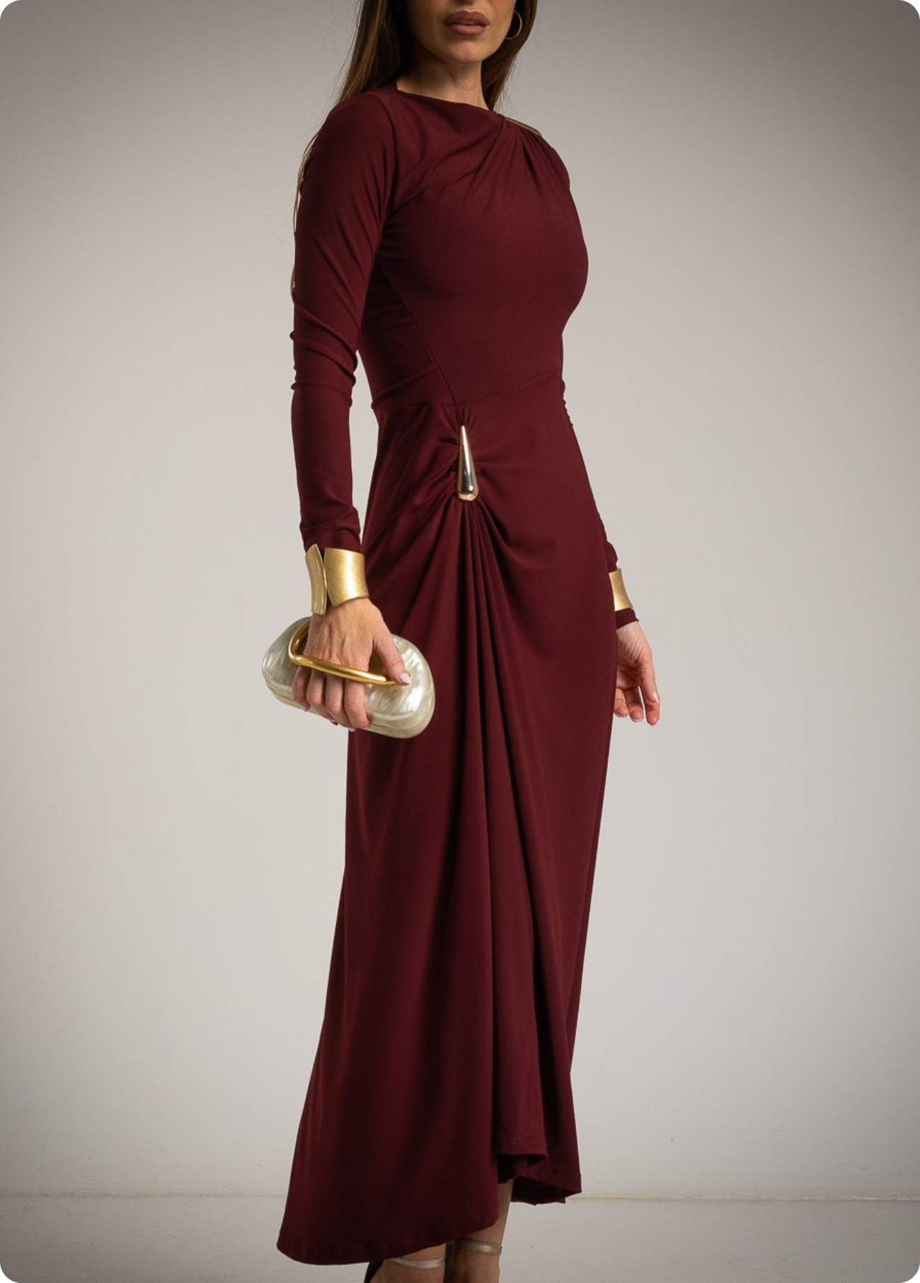 VESTIDO ELEGANTE COM APLICACAÇÃO DOURADA - ALBANOS