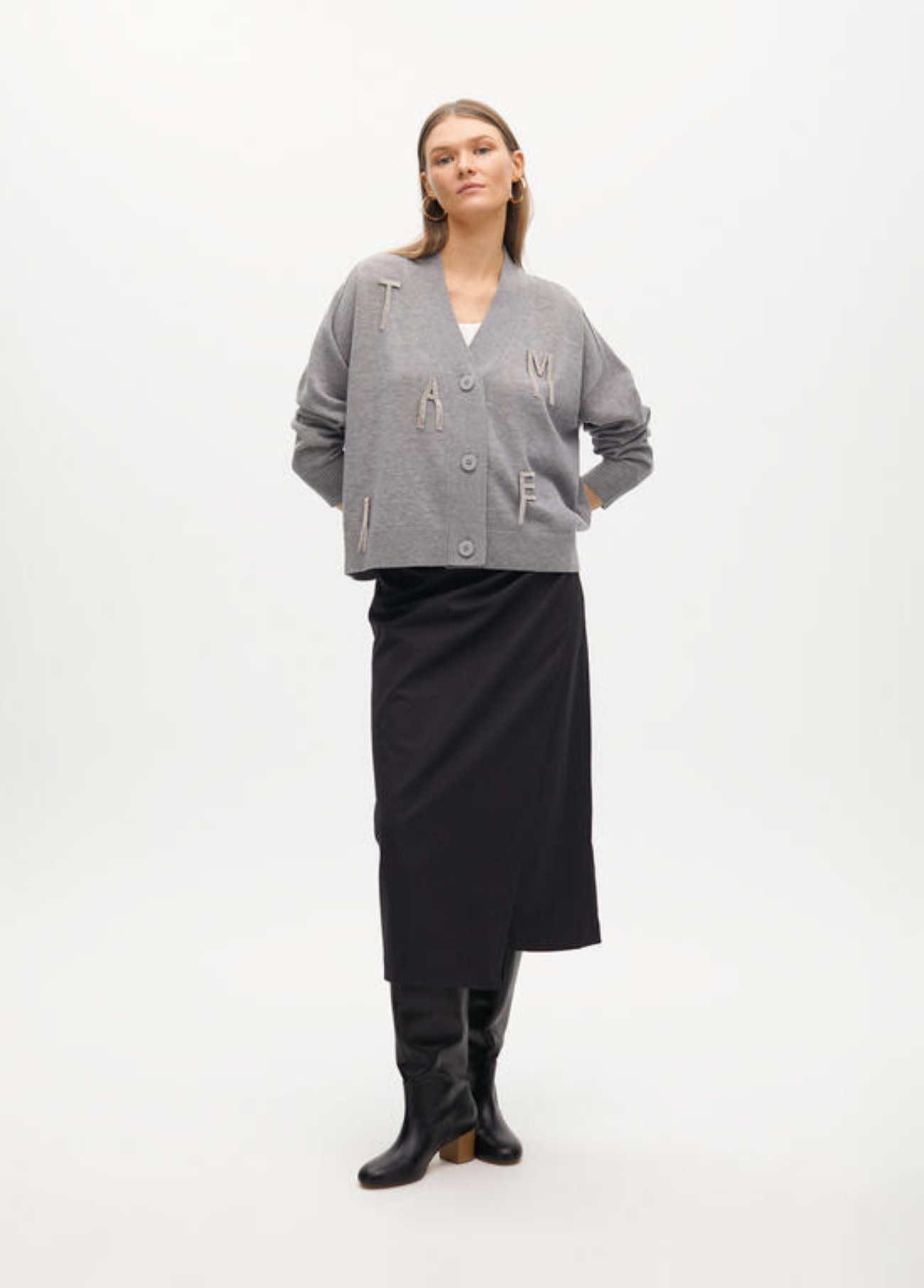 #### CARDIGAN CINZA OVERSOZED COM LETRAS EM STRASS - LOLA CASADEMUNT BY MAITE