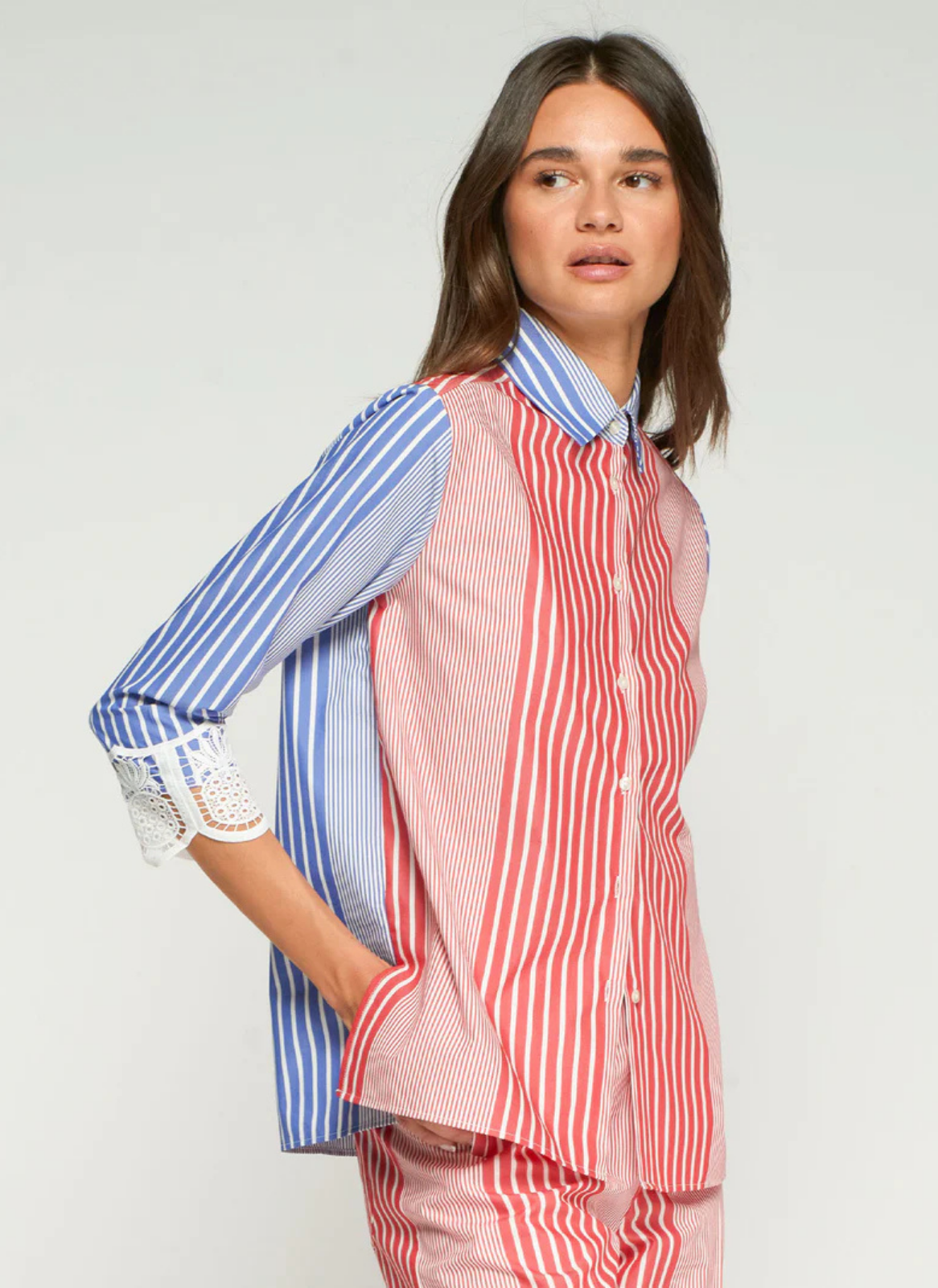 CAMISA COM RISCAIS VERTICAIS E MANGAS 3/4 COM PUNHOS DE RENDA - VILAGALLO