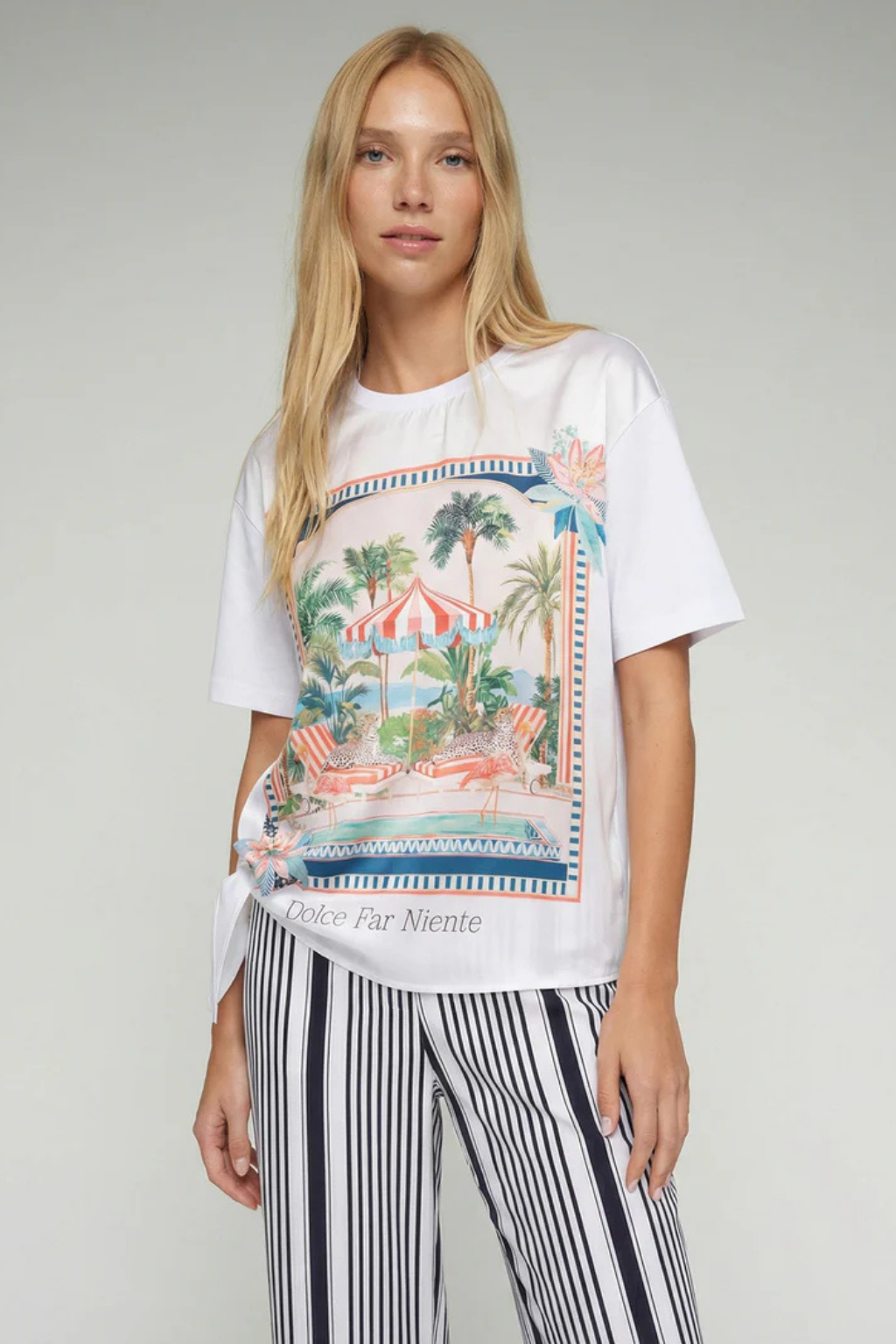 T-SHIRT COM ESTAMPADO " DOLCE FAR NIENTE" E LAÇO LATERAL - VILAGALLO