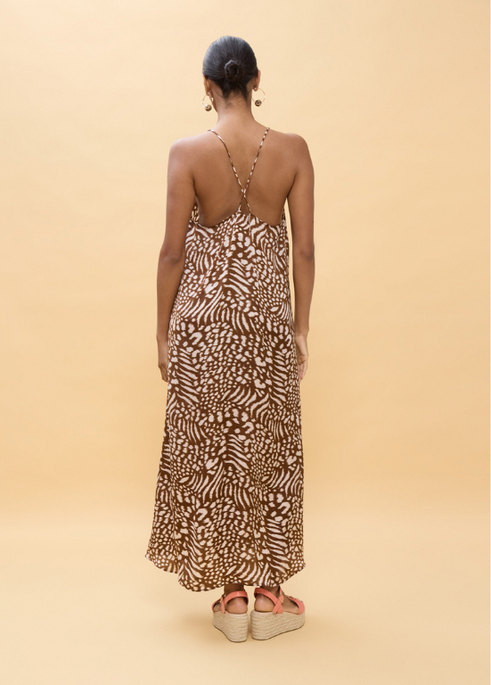 VESTIDO LONGO COM ALÇAS FINAS E ESTAMPADO PRINT EM TONS DE TERRA - LOLA CASADEMUNT