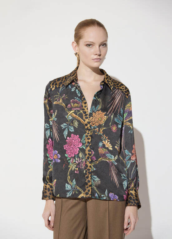 CAMISA REGULAR FIT COM ESTAMPADO DE ANIMAL PRINT E FLORES COMBINADO - LOLA CASADEMUNT