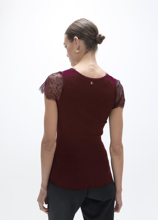 BLUSA DE MALHA CANELADA COM MANGA E DECOTE EM RENDA - LOLA CASADEMUNT