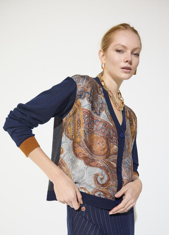 CARDIGAN DE MALHA COM ESTAMPADO DE CORNUCÓPIAS E CONTRASTES DE COR MAITE - LOLA CASADEMUNT