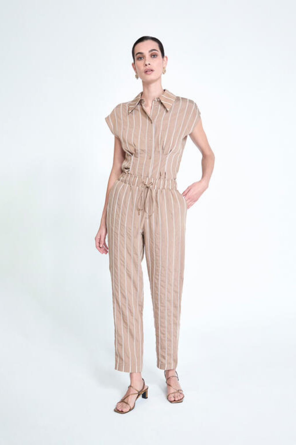 CALÇAS JOGGER BEGE COM RISCA VERTICAL BRANCA - LOLA CASADEMUNT