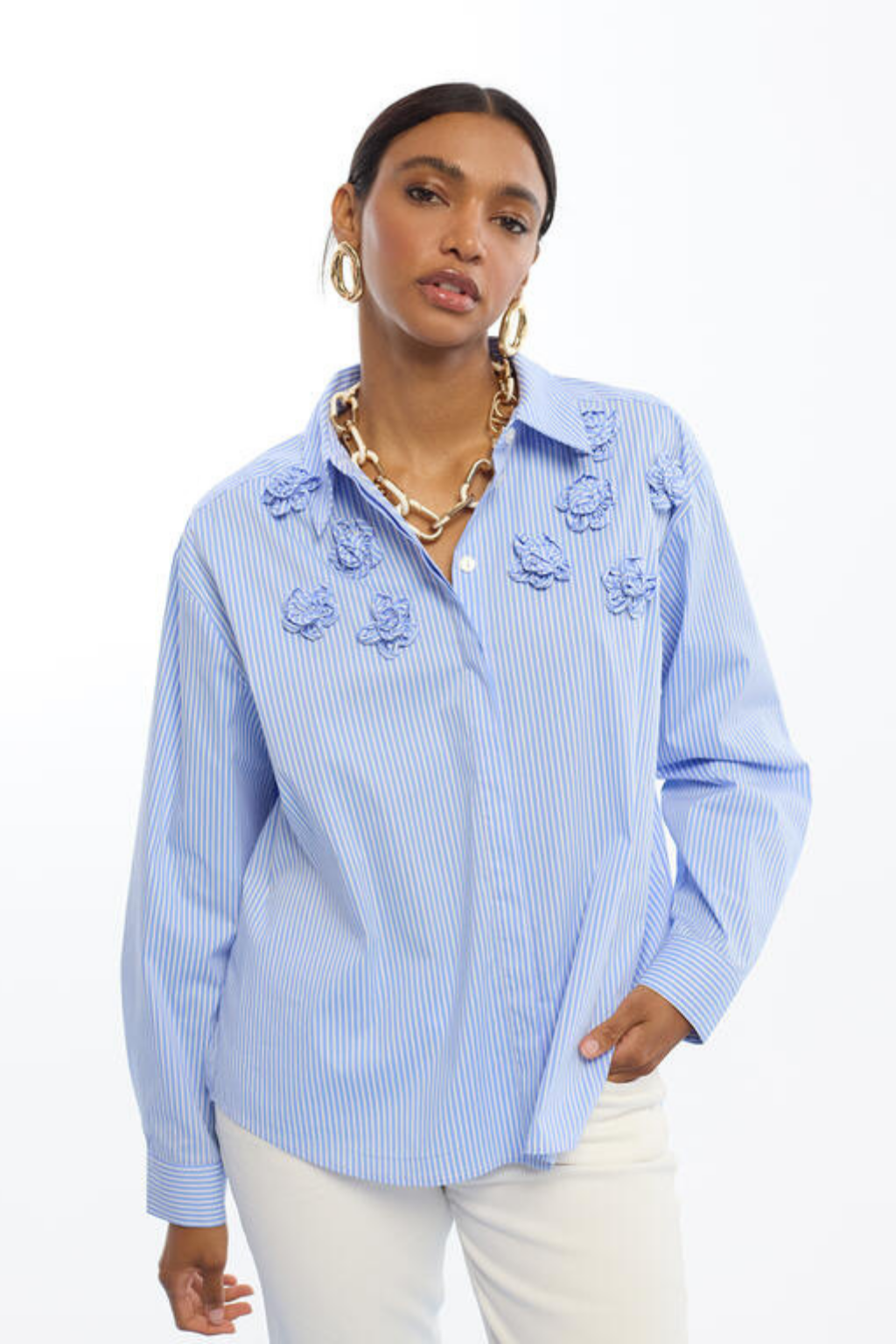 CAMISA ÀS RISCAS COM APLICAÇÕES EM FLORES - LOLA CASADEMUNT