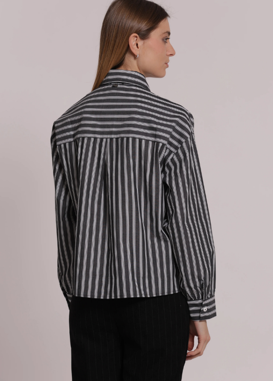CAMISA DE RISCAS EM ALGOÃO DCOM APLICÕEAÇS FRONTAIS - MIMI MUA