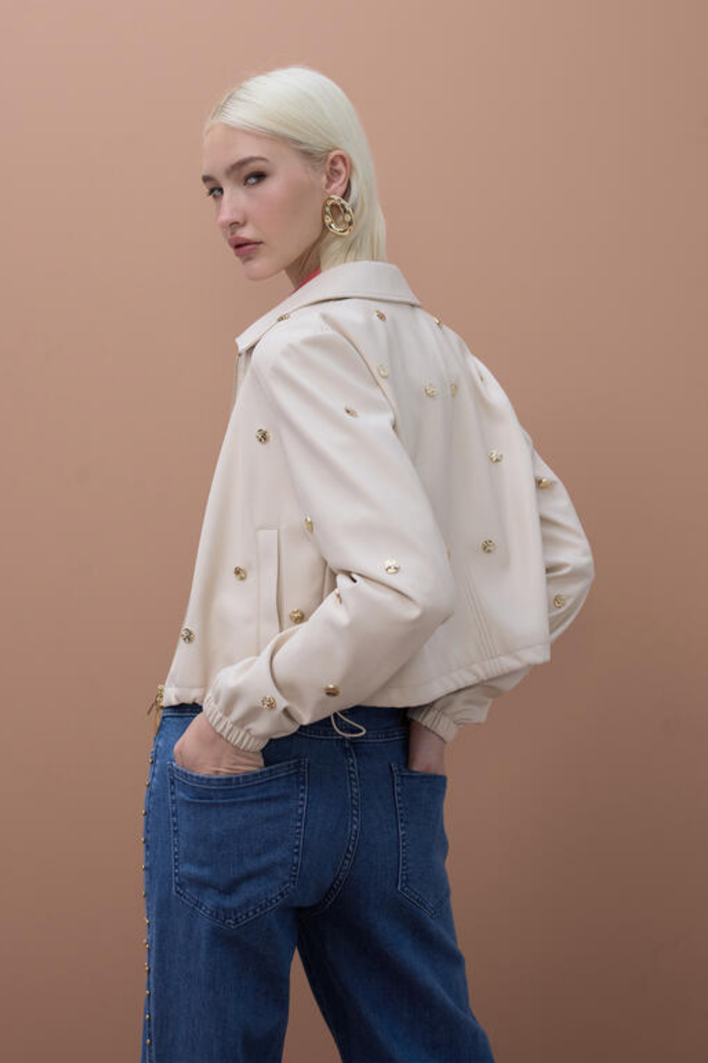 BOMBER DE ECOPELE COM TACHINHAS DOURADAS - LOLA CASADEMUNT