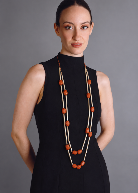 COLAR COMPRIDO E LEVE COM APLICAÇÕES DOURADAS E COLORIDAS - ALIBY