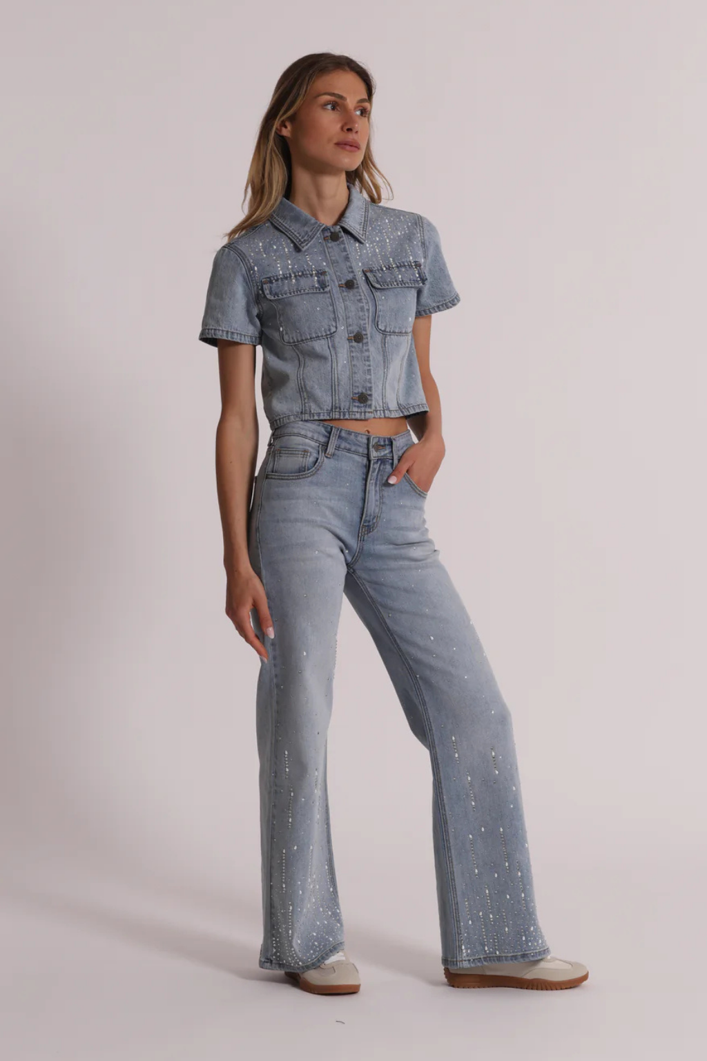 JEANS COM APLICAÇÕES DE STRASS - MIMI MUA