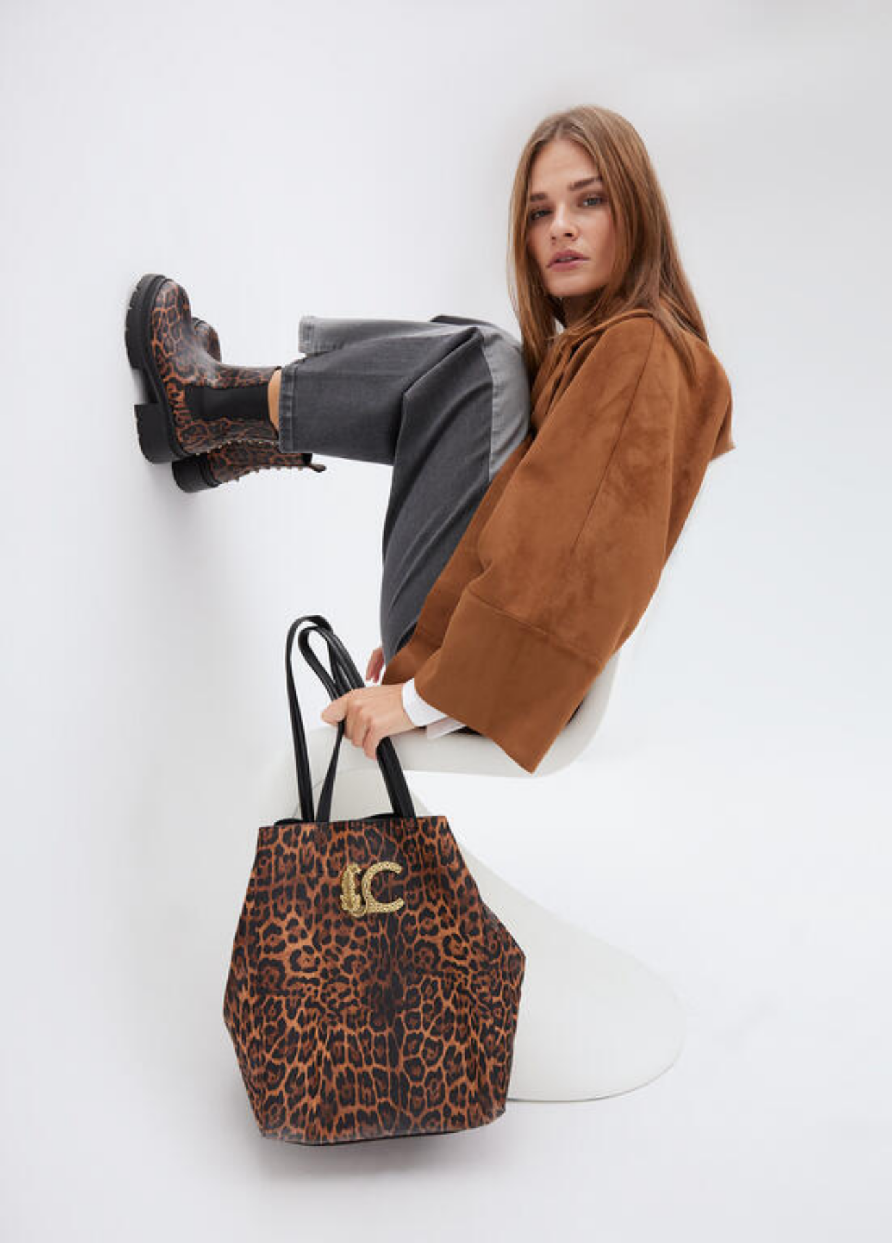 BOTAS ANIMAL PRINT COM TACHAS ATRÁS - LOLA CASADEMUNT