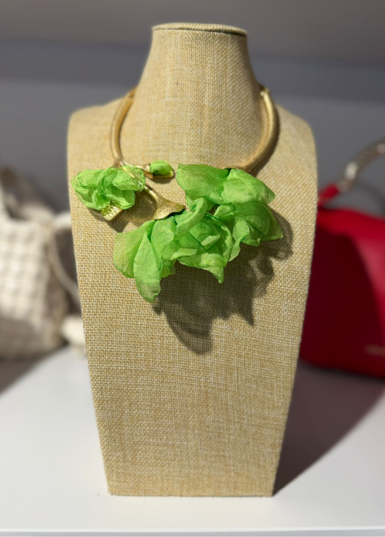 GARGANTILHA COM FLORES EM TECIDO TIPO ORGANZA - ALIBY