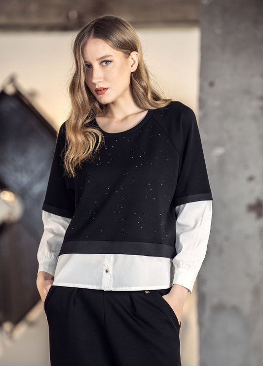 CAMISOLA COM MANGAS E CÓS TIPO CAMISEIRO E STRASS COLORIDOS - SCUSI