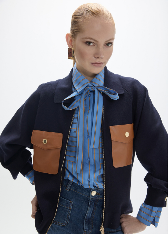 CARDIGAN AZUL MARINHO BOM BOLSOS EM ECOPELE CAMEL - LOLA CASADEMUNT