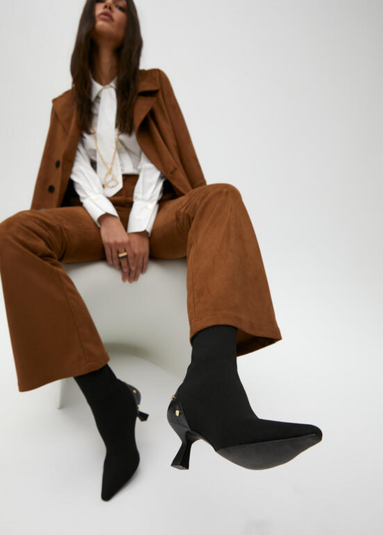 BOTINS ELÁSTICOS COM TACHAS E MONOGRAMA LC - LOLA CASADEMUNT