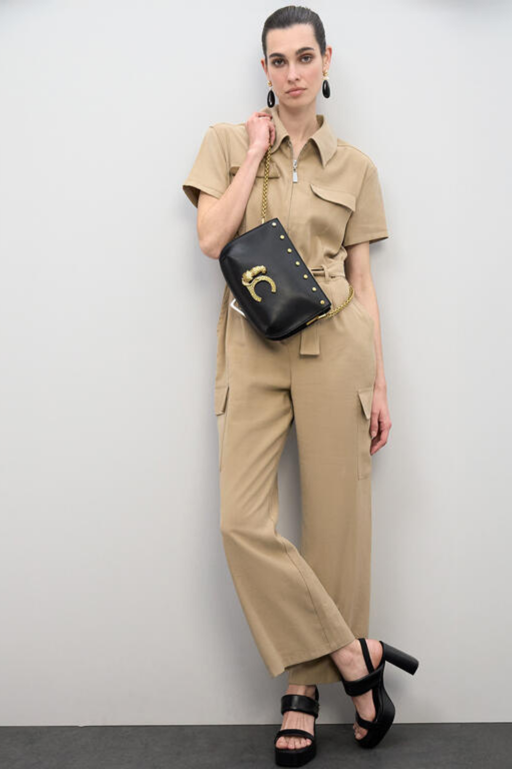 BOLSA TIRACOLO PRETA COM TACHAS - LOLA CASADEMUNT