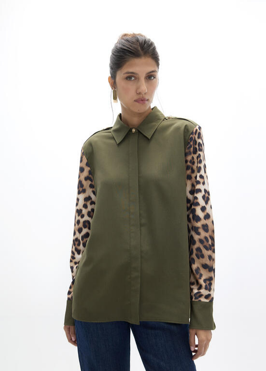 CAMISA KAKI COM ESTAMPA ANIMAL PRINT NAS MANGAS - LOLA CASADEMUNT