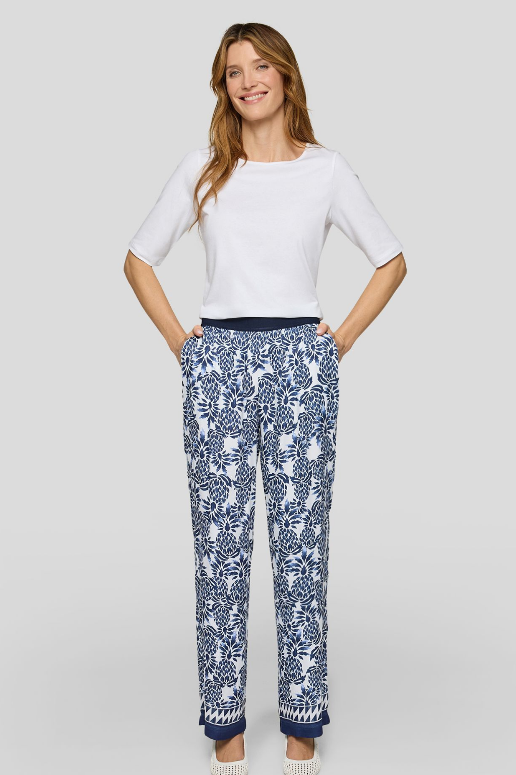 CALÇAS EM VISCOSE COM ESTAMPADO AZUL E BRANCO - RABE