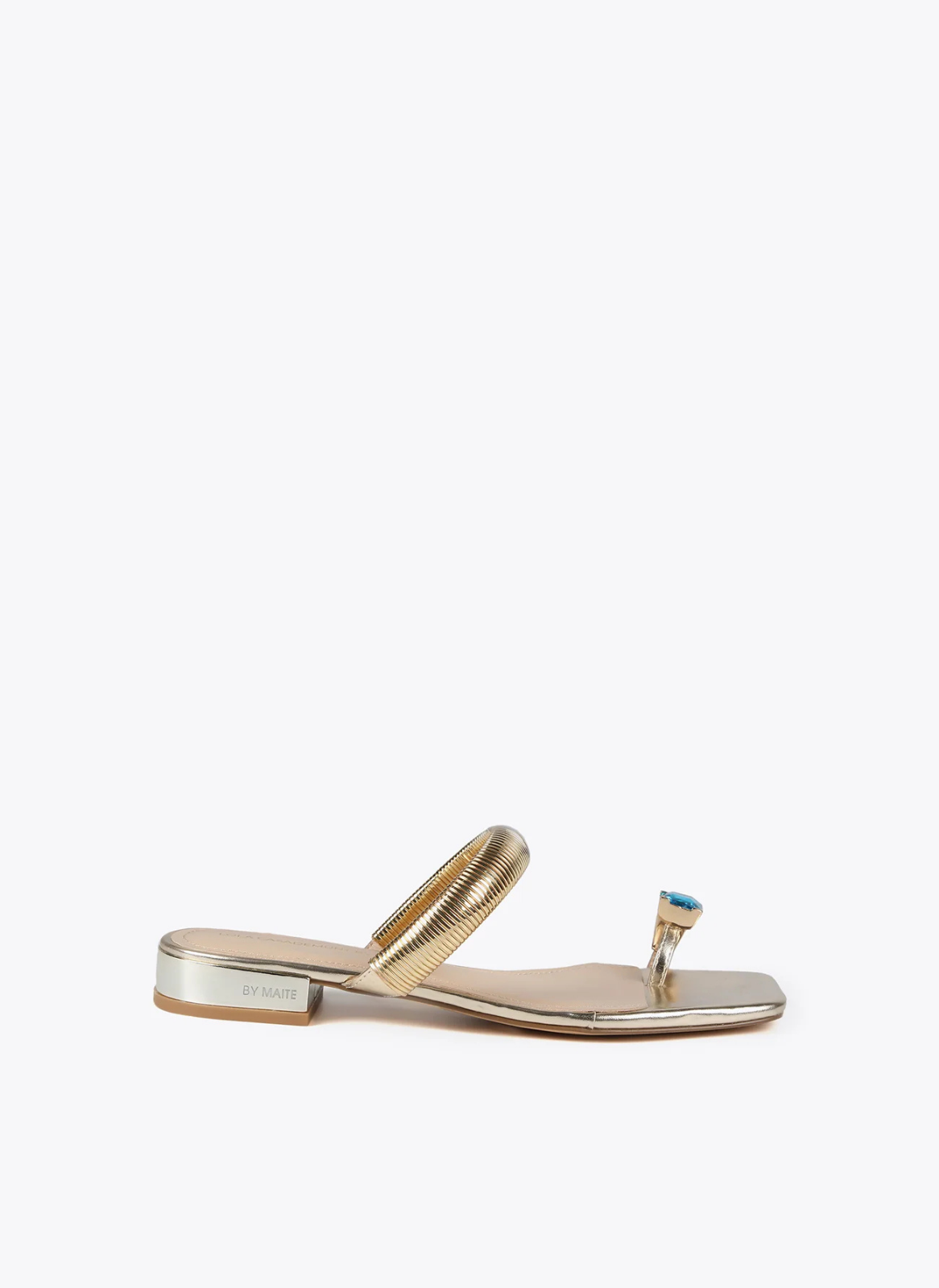 SANDÁLIAS DOURADAS RASAS COM ANEL AZUL NO DEDO - LOLA CASADEMUNT