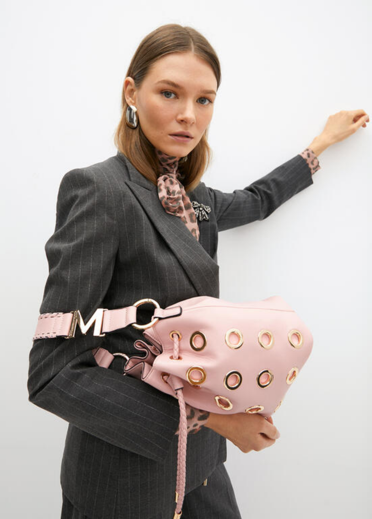 BUCKET BAG COM ILHÓS DOURADAS - LOLA CASADEMUNT BY MAITE