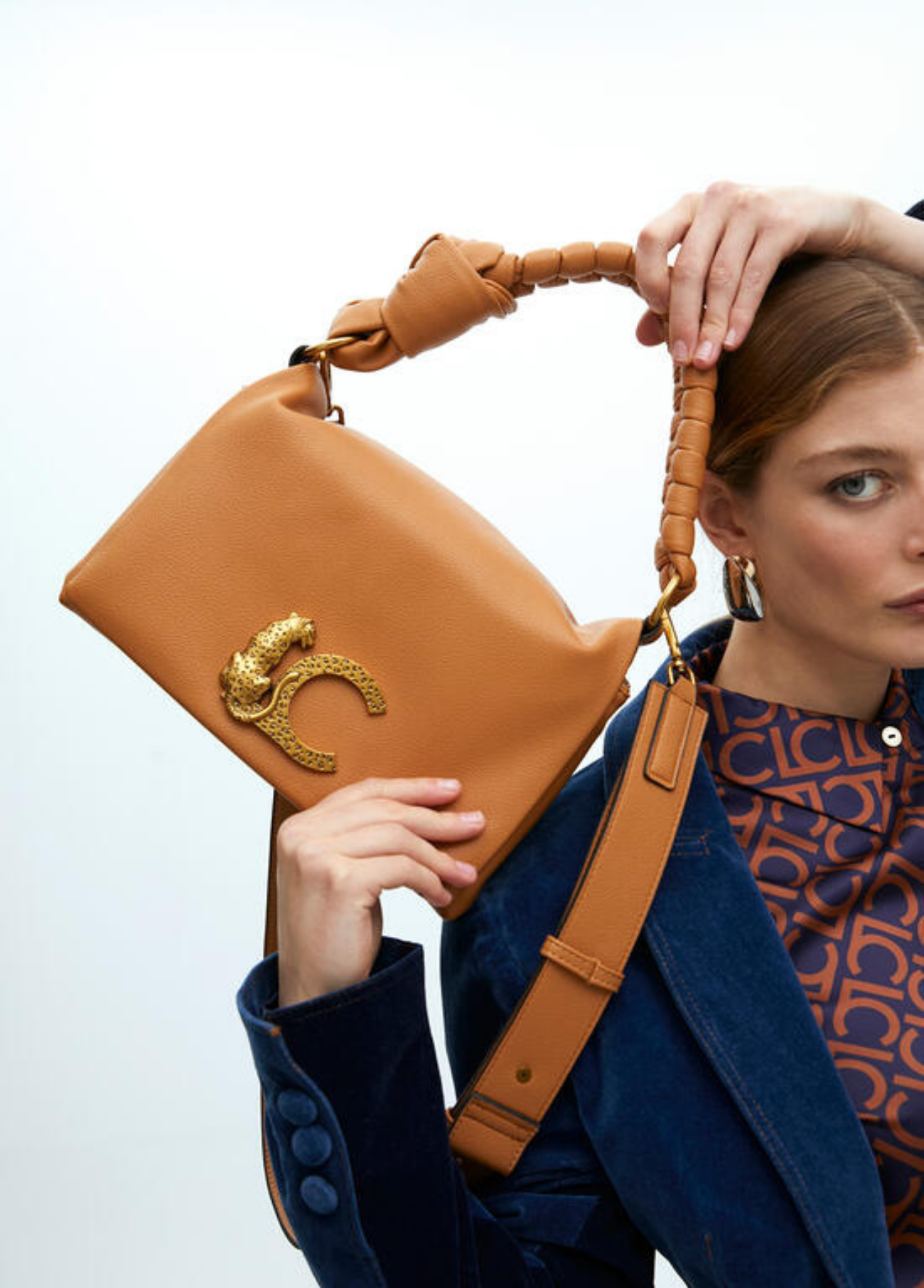 MALA CAMEL COM ALÇA ENTRAÇADA E LOGÓTIPO - LOLA CASADEMUNT