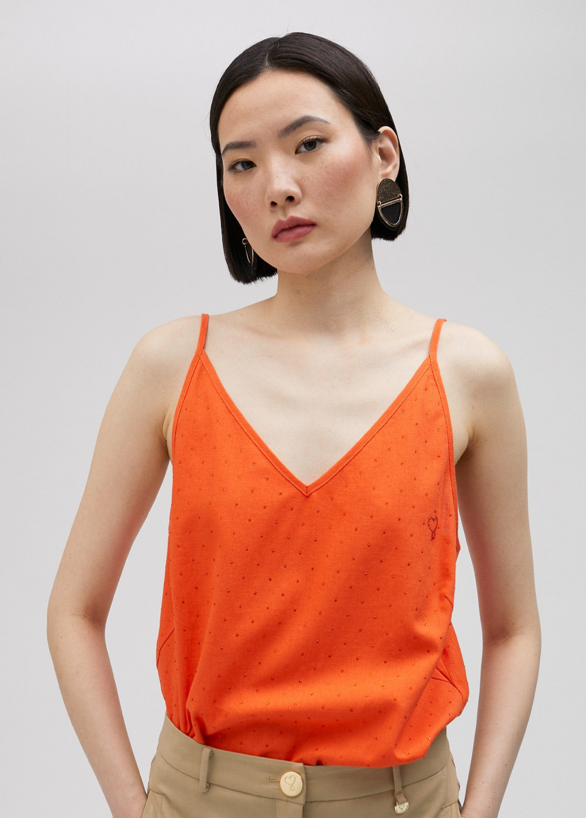 TOP LARANJA COM DECOTE EM V, STRASS E ALÇAS AJUSTÁVEIS - LOLA CASADEMUNT