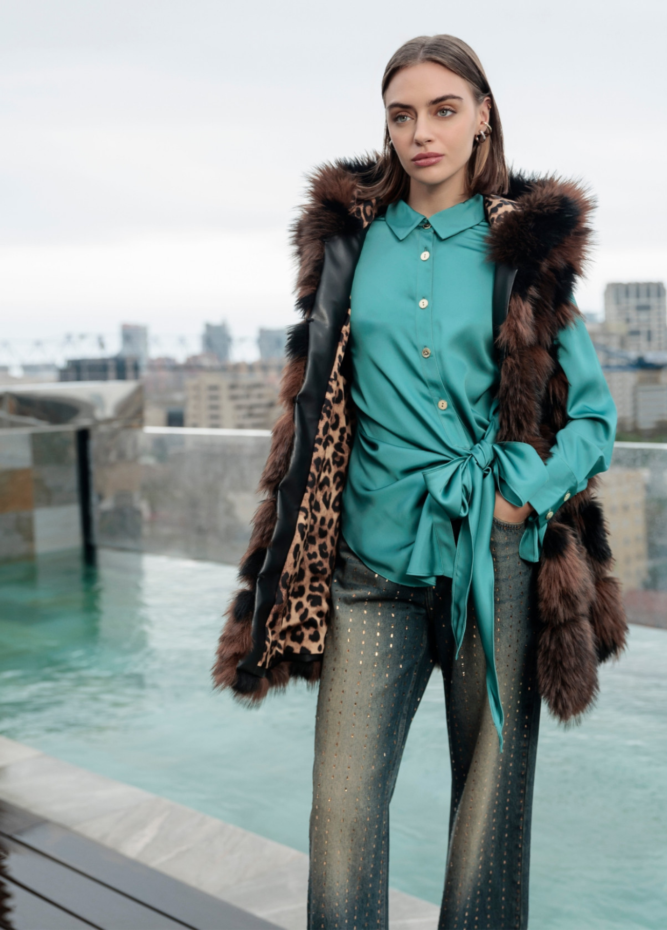 JEANS WIDELEG COM LAVAGEM DEGRADÊ COM BRILHANTES - LOLA CASADEMUNT