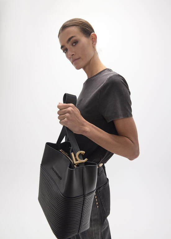 SHOPPER BÁU EM ECOPELE PRETA COM NERVURAS E LC - LOLA CASADEMUNT