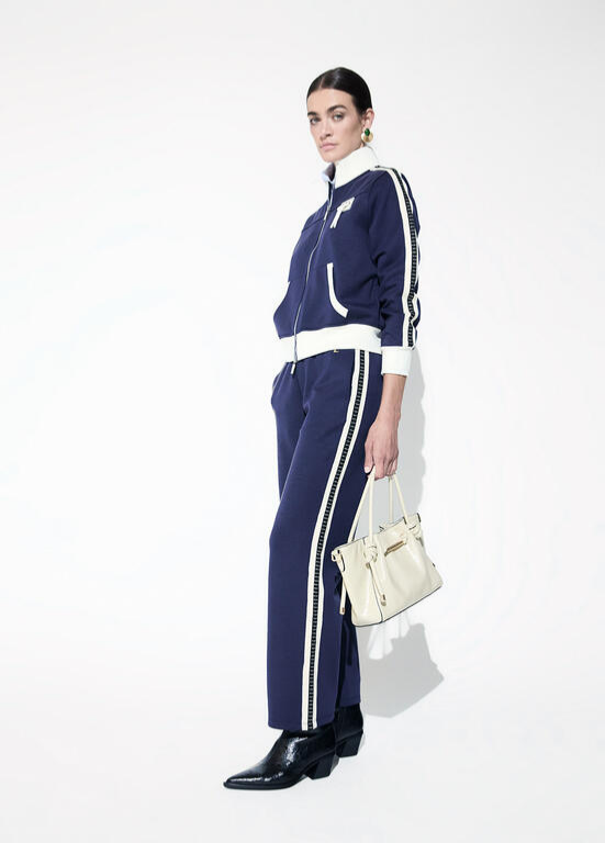 BLUSÃO DE MALHA AZUL MARINHO COM CONTRASTE A BRANCO E PÉROLAS - LOLA CASADEMUNT