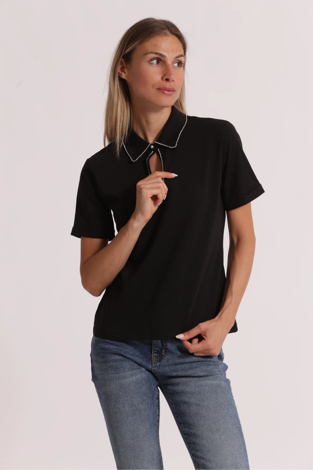 T-SHIRT TIPO POLO COM ACABAMENTO EM STRASS - MIMI MUA