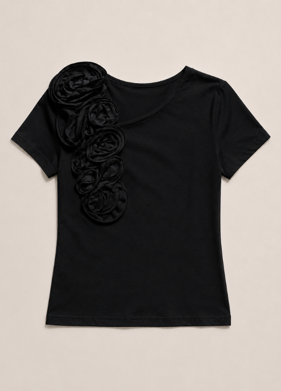 T-SHIRT EM ALGODÃO COM DECOTE ASSIMÉTRICO E DETALHES FLORAIS - ALIBY
