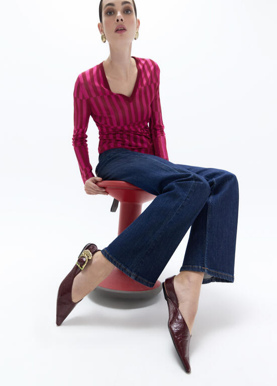 SAPATO RASO EM ECOPELE BORDEAUX TEXTURADA E FIVELA LC LEOPARDO - LOLA CASADEMUNT