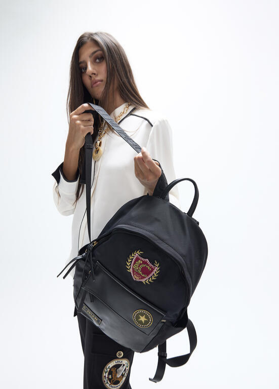 MOCHILA EM NYLON PRETA COM EMBLEMA LC - LOLA CASADEMUNT