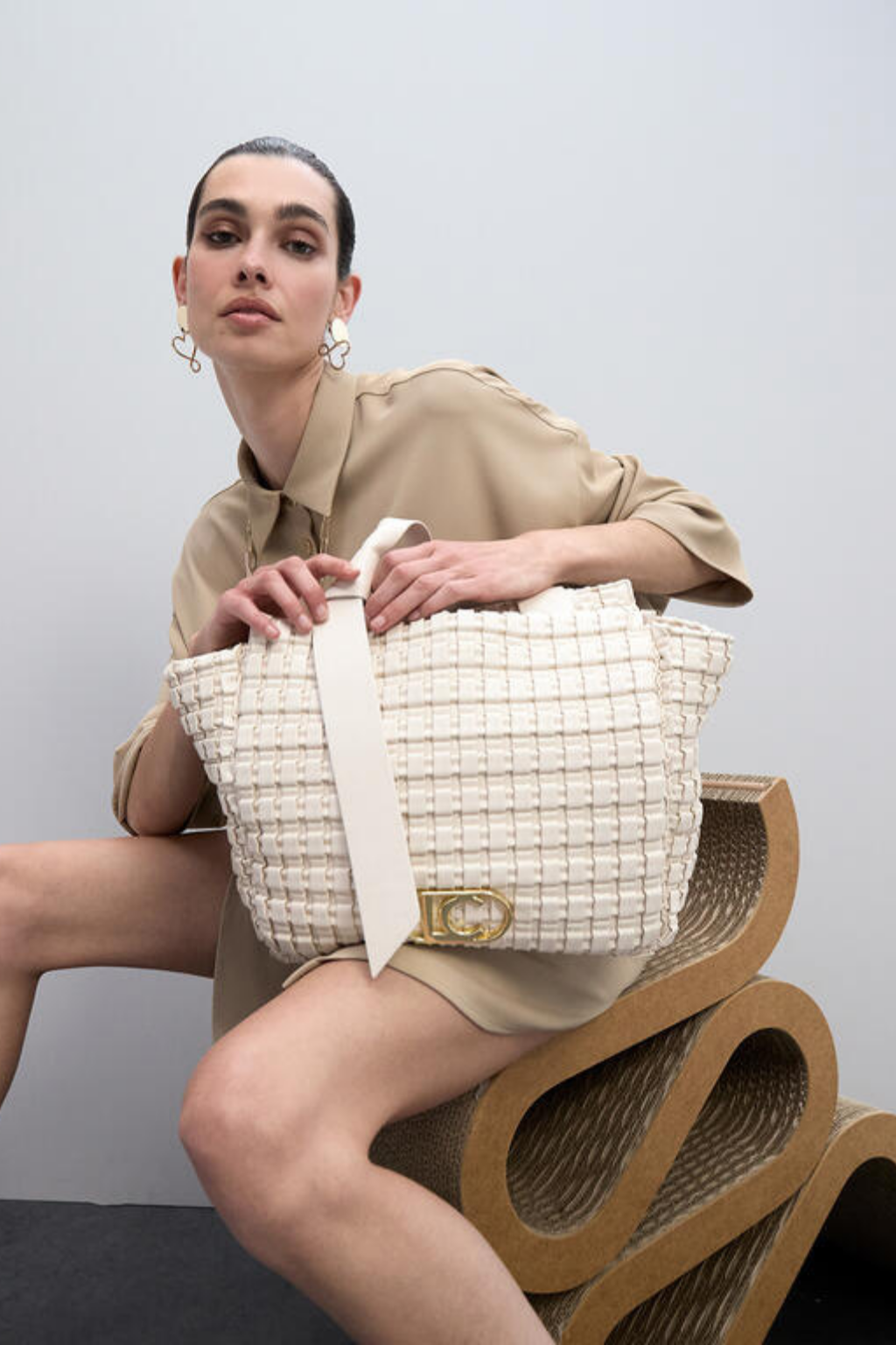 MALA TOTE TEXTURADA COM LOGÓTIPO DOURADO - LOLA CASADEMUNT