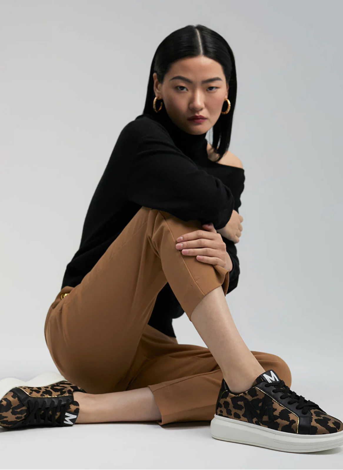 SNEAKERS ANIMAL PRINT COM ATACADORES OURO - LOLA CASADEMUNT