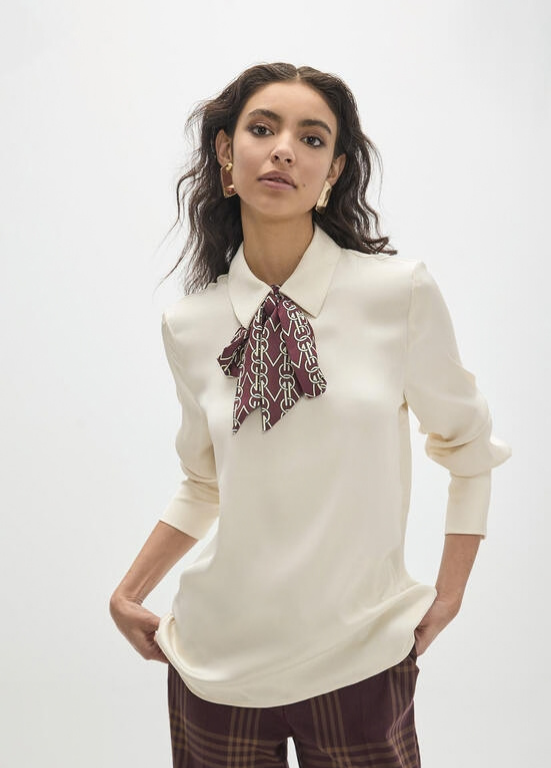 CAMISA REGULAR COM GOLA DE LENÇO COM MONOGRAMA EM CORRENTE BY MAITE - LOLA CASADEMUNT