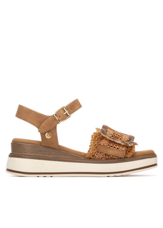 SANDÁLIAS TIPO RÁFIA CAMEL COM APLICAÇÃO E SOLA WEDGE - XTI shoes