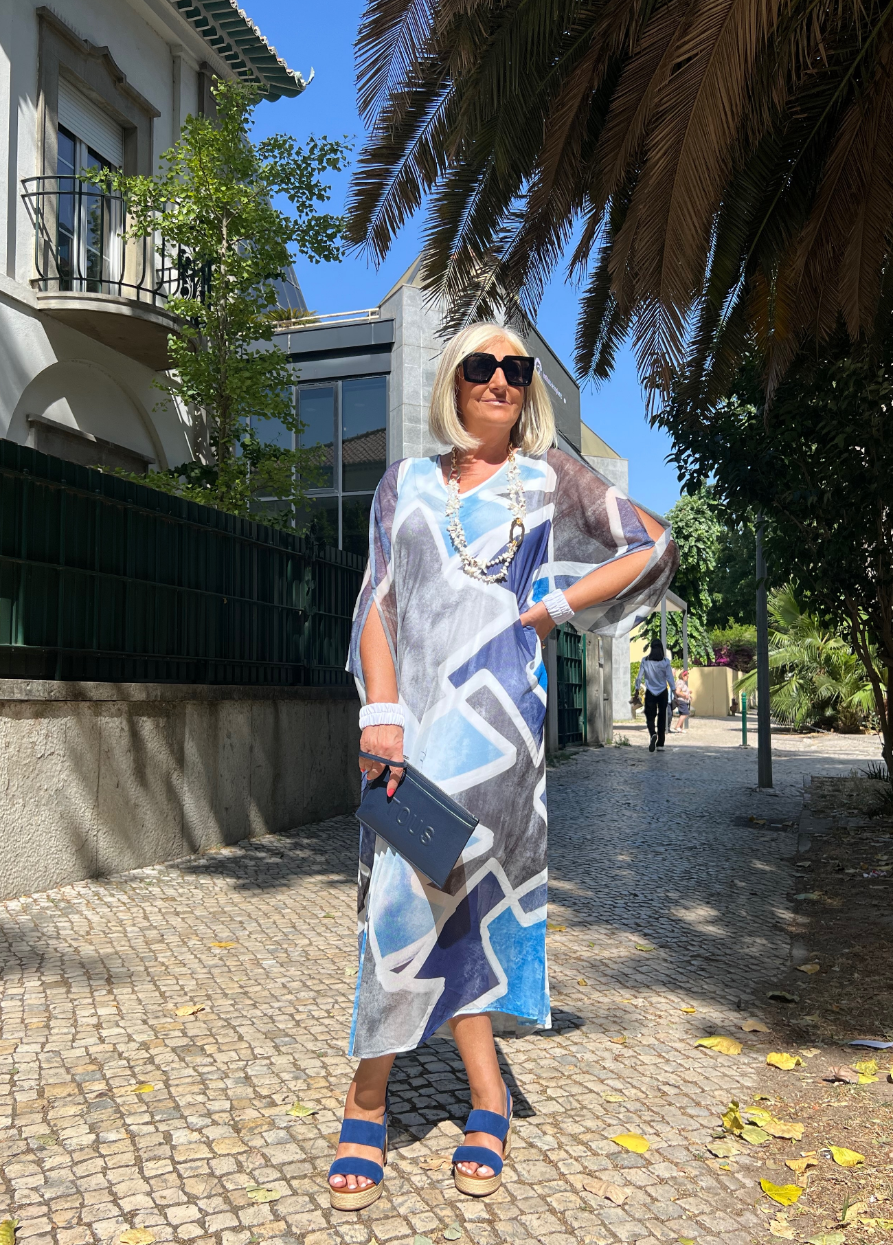 VESTIDO ESTAMPADO GEOMÉTRICO E MANGAS FLUIDAS - TROPICAL BRASIL